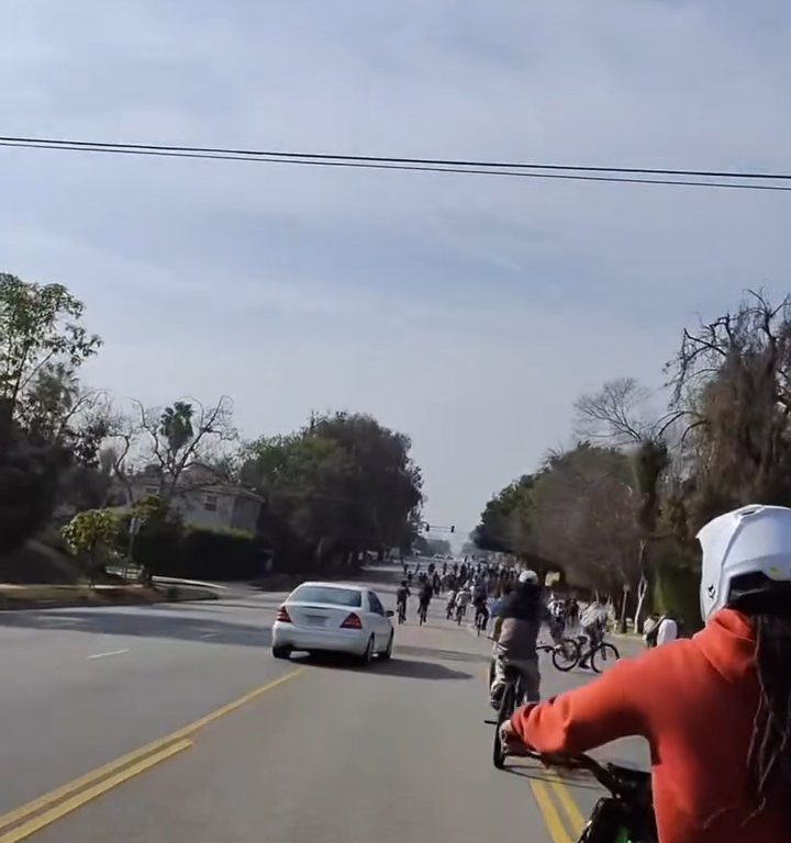 Los ciclistas invaden la carretera, un automovilista al estilo GTA casi los atropella: atrapados y golpeados