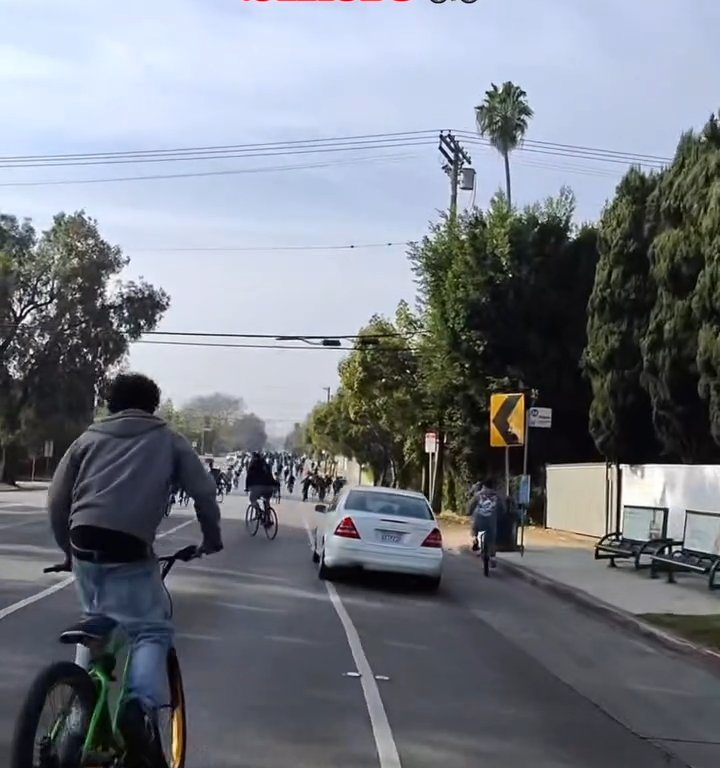 Los ciclistas invaden la carretera, un automovilista al estilo GTA casi los atropella: atrapados y golpeados