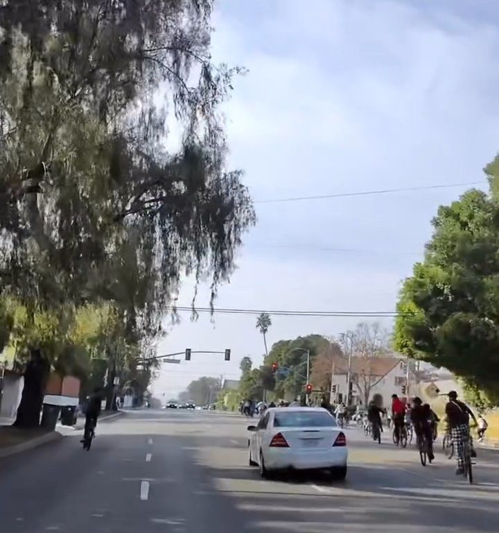 Los ciclistas invaden la carretera, un automovilista al estilo GTA casi los atropella: atrapados y golpeados