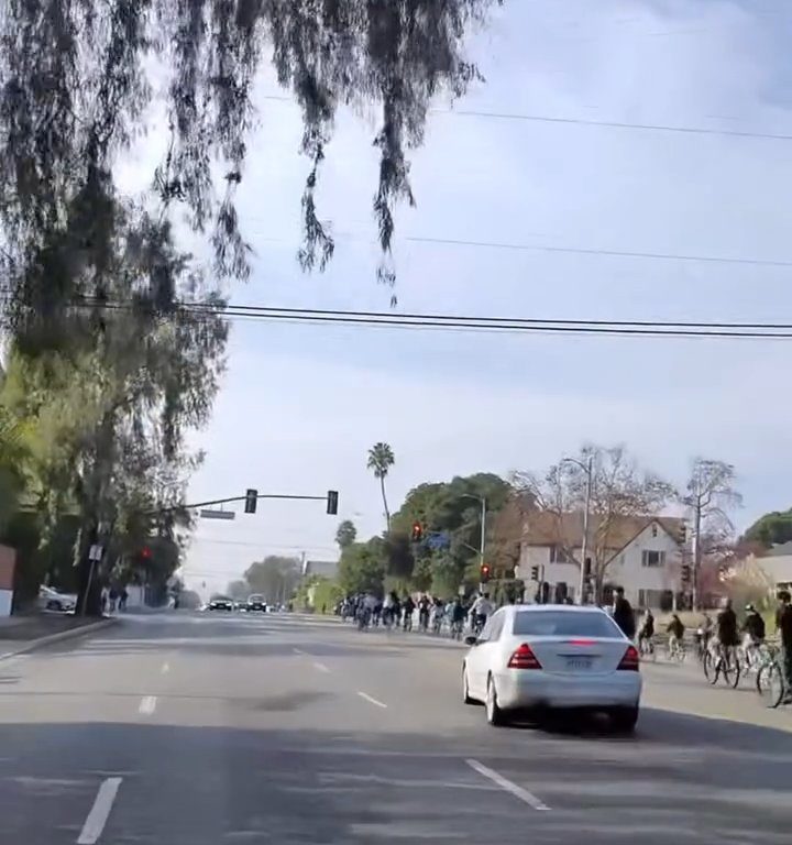 Los ciclistas invaden la carretera, un automovilista al estilo GTA casi los atropella: atrapados y golpeados