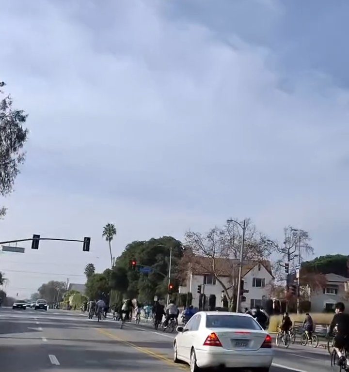 Los ciclistas invaden la carretera, un automovilista al estilo GTA casi los atropella: atrapados y golpeados