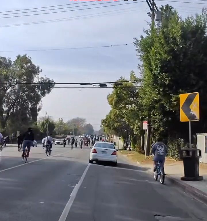 Los ciclistas invaden la carretera, un automovilista al estilo GTA casi los atropella: atrapados y golpeados