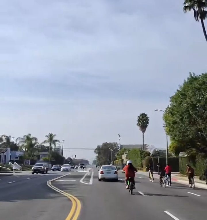 Los ciclistas invaden la carretera, un automovilista al estilo GTA casi los atropella: atrapados y golpeados