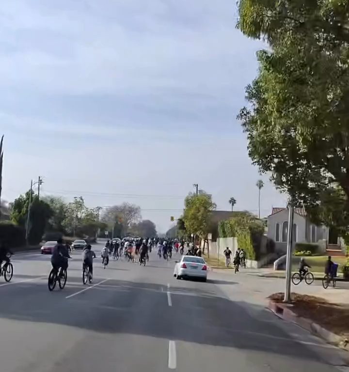 Los ciclistas invaden la carretera, un automovilista al estilo GTA casi los atropella: atrapados y golpeados