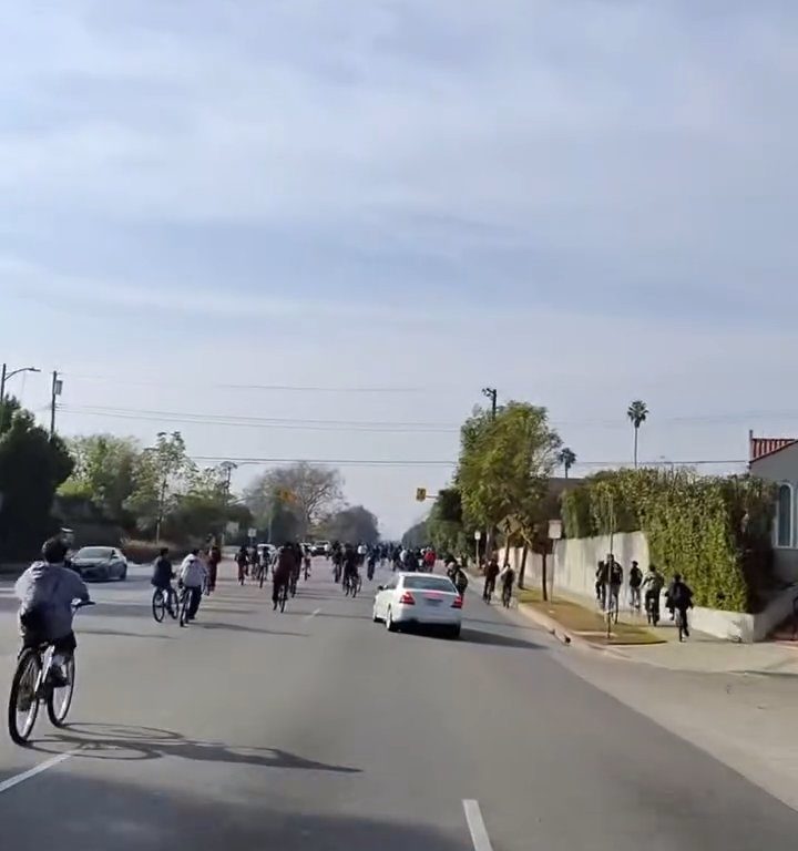 Los ciclistas invaden la carretera, un automovilista al estilo GTA casi los atropella: atrapados y golpeados