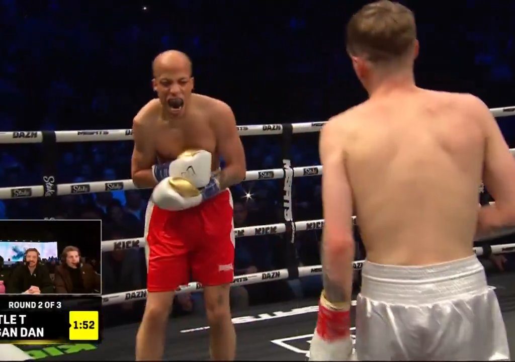 Dramma sul ring, boxer si lussa la spalla tirando un pugno: immagini shock