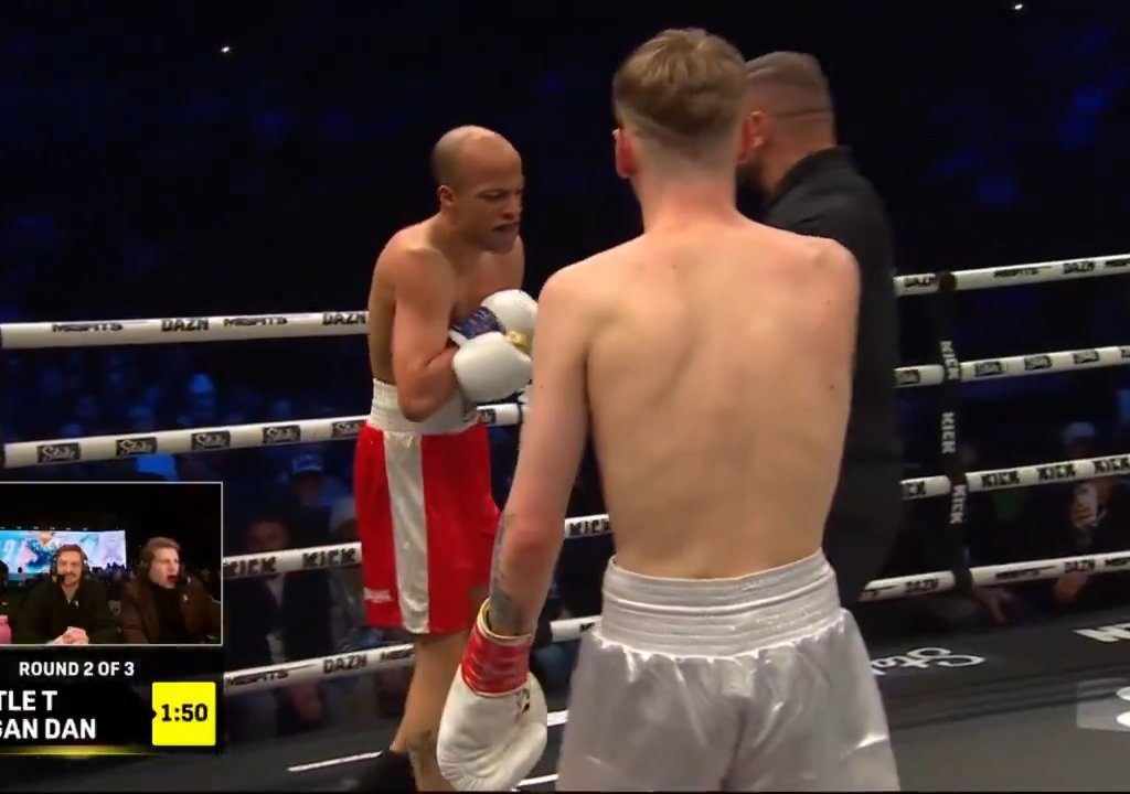 Dramma sul ring, boxer si lussa la spalla tirando un pugno: immagini shock