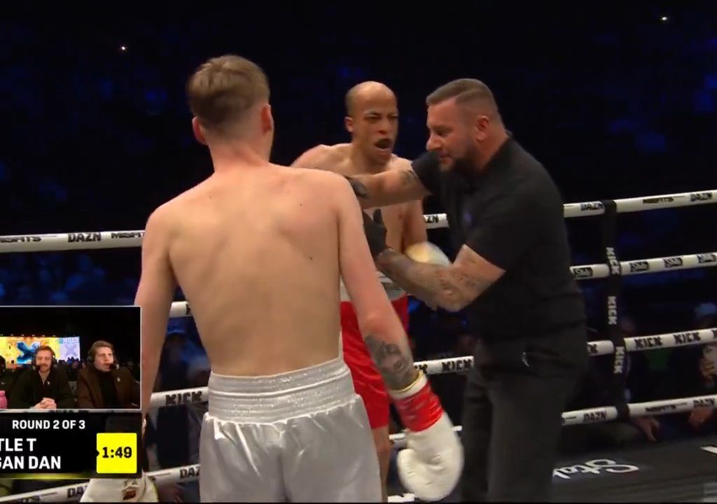 Dramma sul ring, boxer si lussa la spalla tirando un pugno: immagini shock