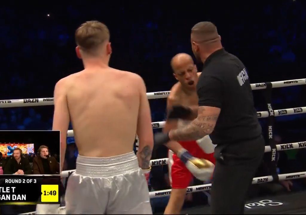 Dramma sul ring, boxer si lussa la spalla tirando un pugno: immagini shock