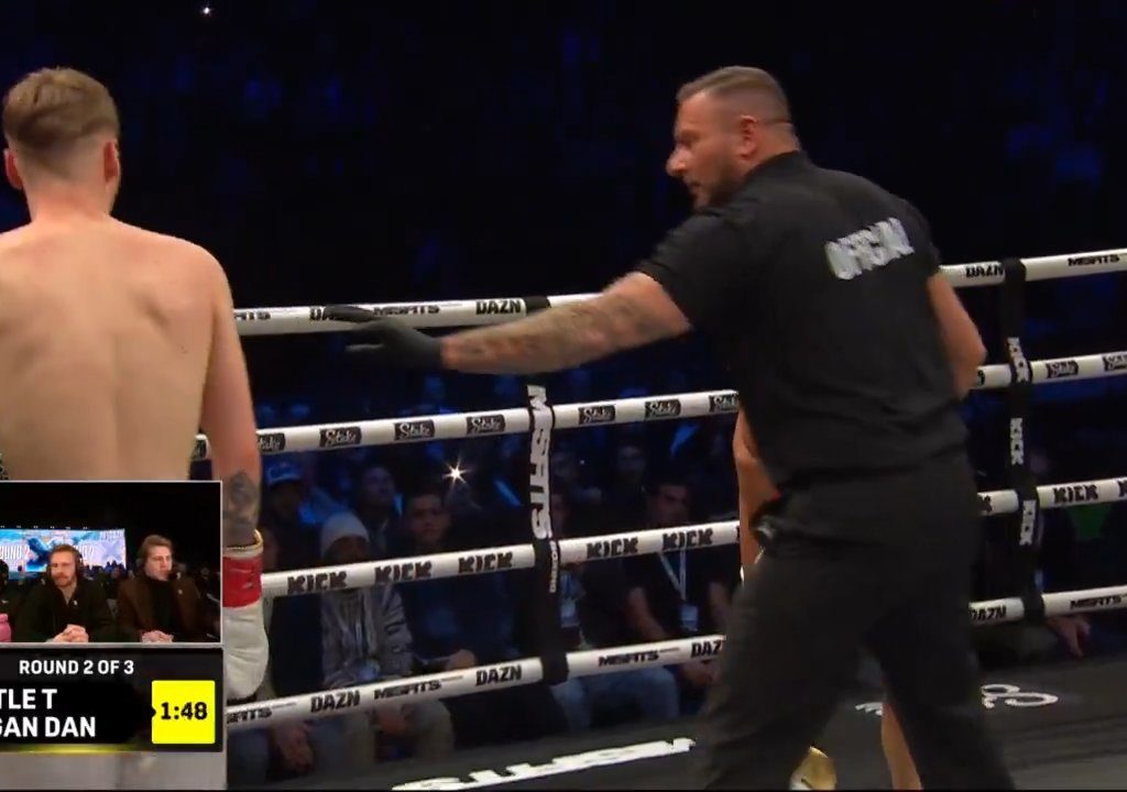 Dramma sul ring, boxer si lussa la spalla tirando un pugno: immagini shock