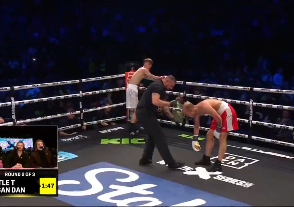 Dramma sul ring, boxer si lussa la spalla tirando un pugno: immagini shock