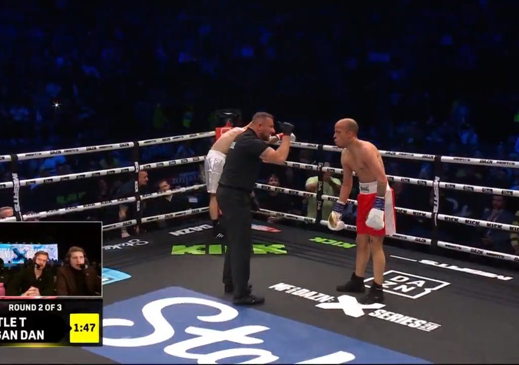 Dramma sul ring, boxer si lussa la spalla tirando un pugno: immagini shock