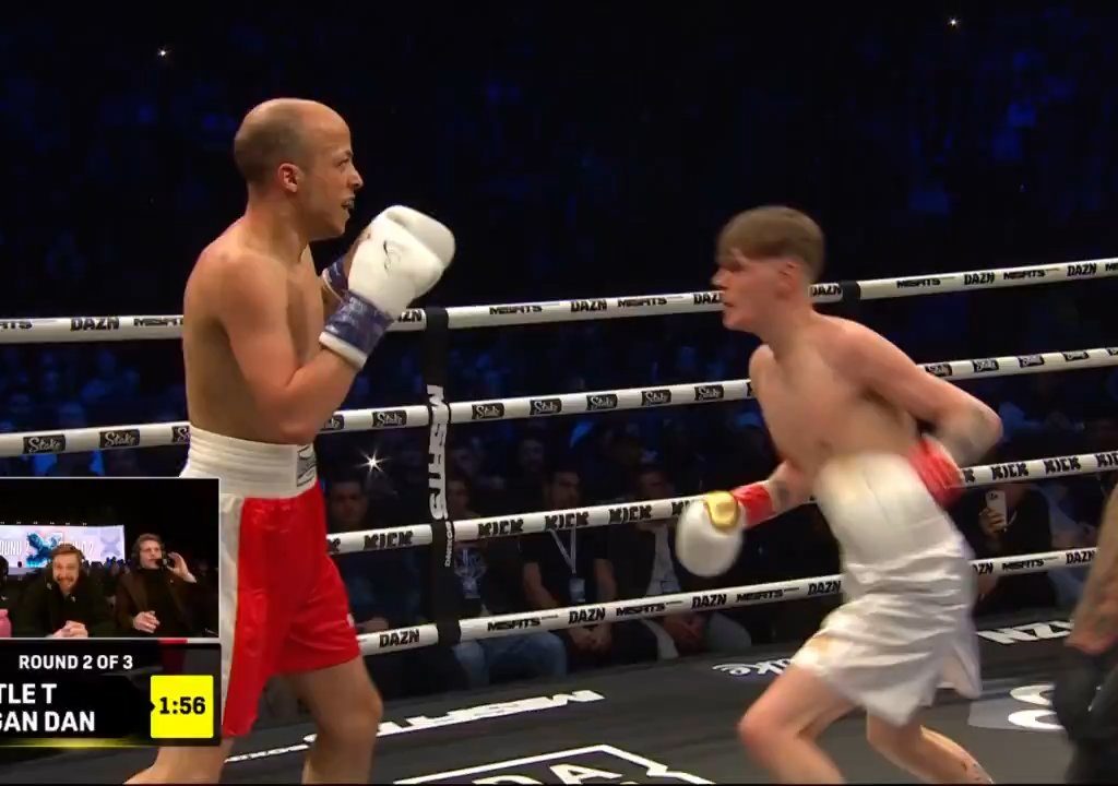 Dramma sul ring, boxer si lussa la spalla tirando un pugno: immagini shock