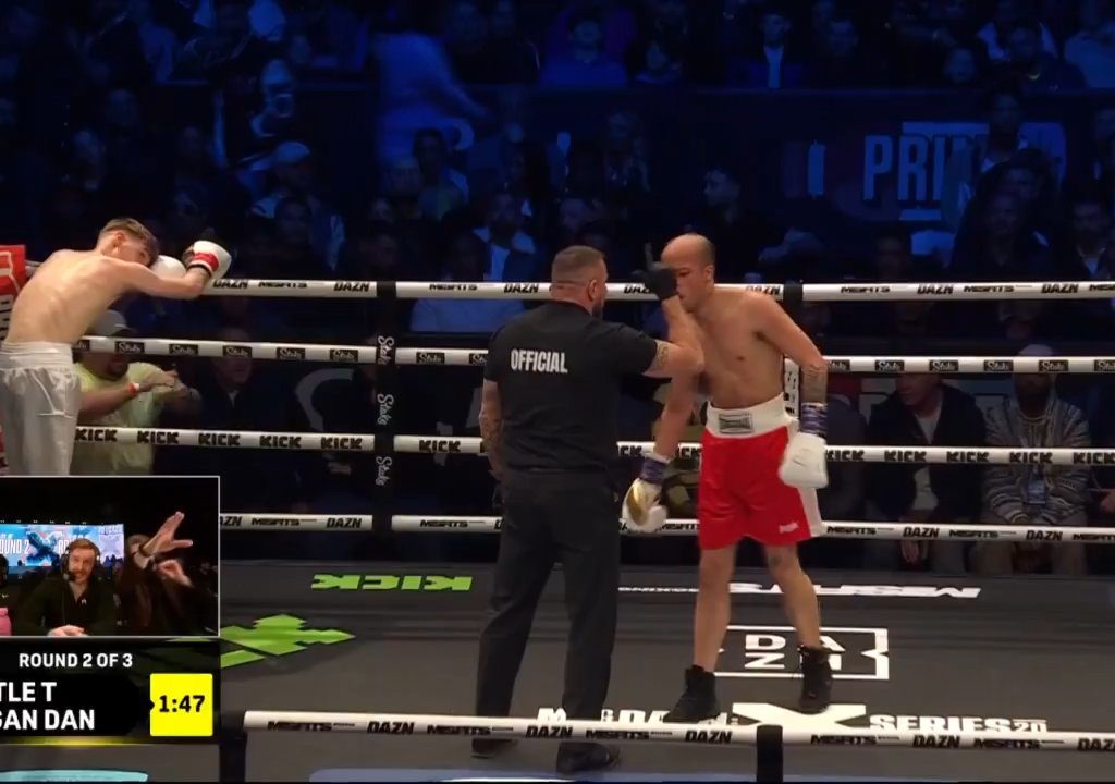 Dramma sul ring, boxer si lussa la spalla tirando un pugno: immagini shock