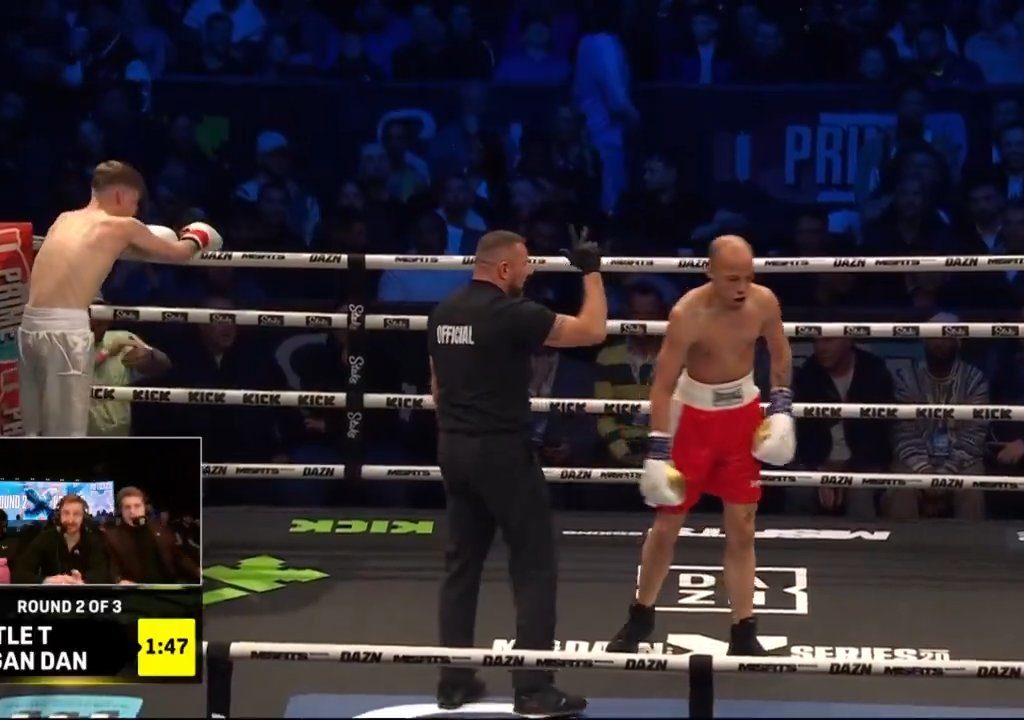 Dramma sul ring, boxer si lussa la spalla tirando un pugno: immagini shock