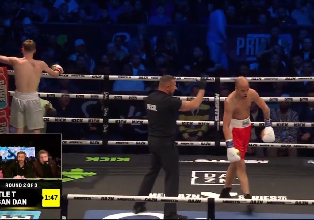 Dramma sul ring, boxer si lussa la spalla tirando un pugno: immagini shock