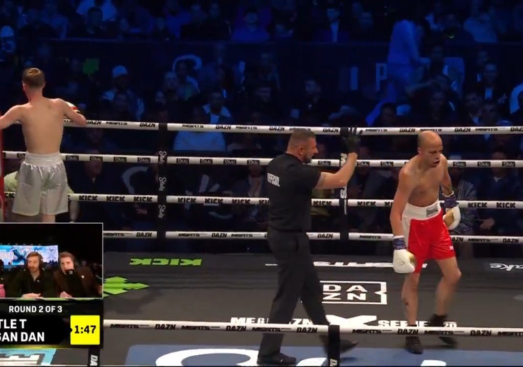 Dramma sul ring, boxer si lussa la spalla tirando un pugno: immagini shock