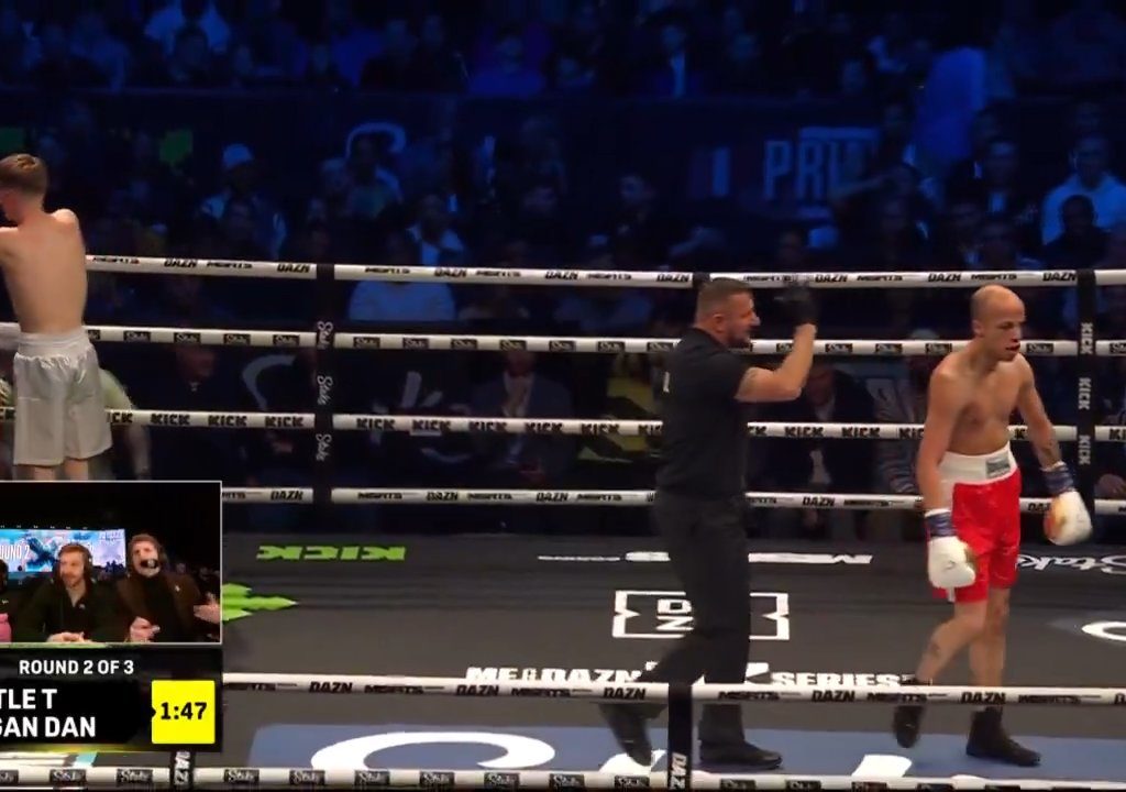 Dramma sul ring, boxer si lussa la spalla tirando un pugno: immagini shock