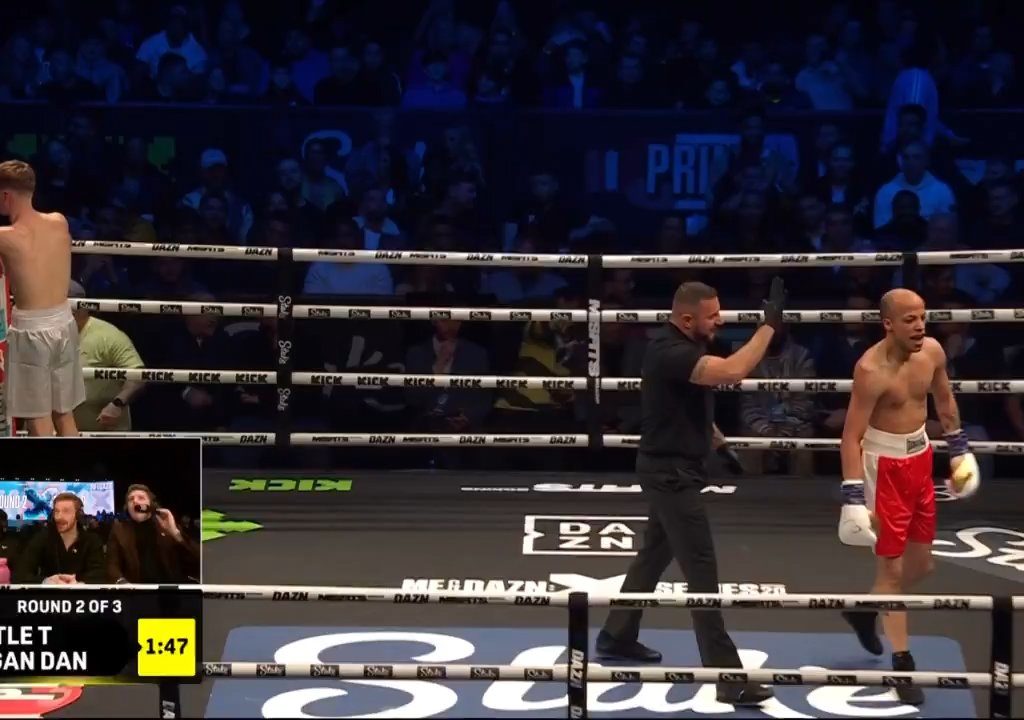 Dramma sul ring, boxer si lussa la spalla tirando un pugno: immagini shock