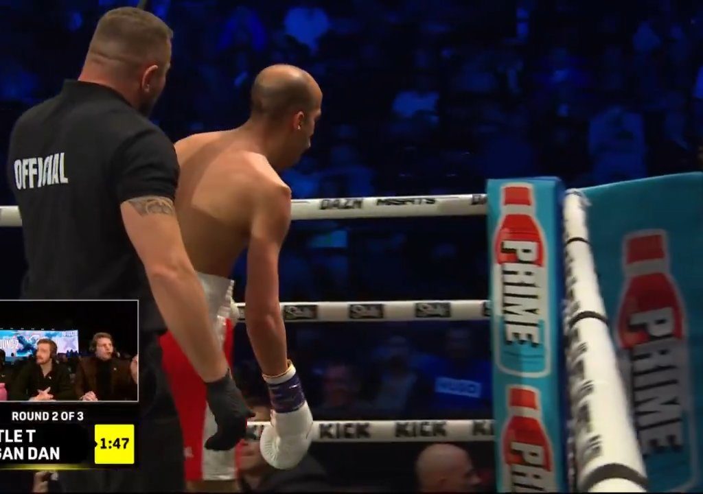 Dramma sul ring, boxer si lussa la spalla tirando un pugno: immagini shock