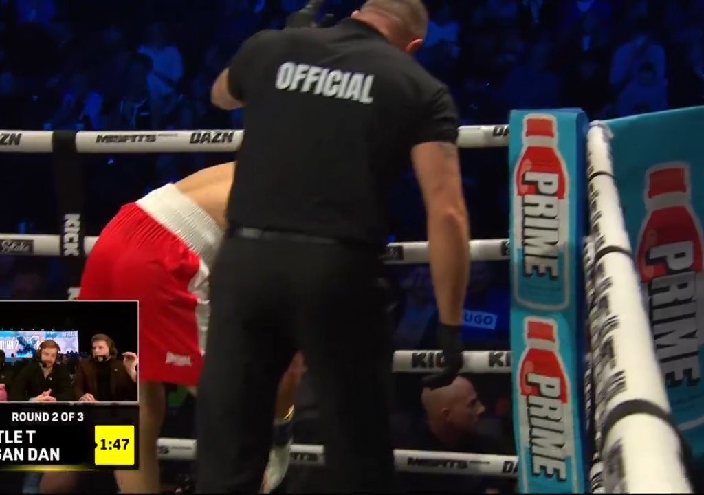 Dramma sul ring, boxer si lussa la spalla tirando un pugno: immagini shock