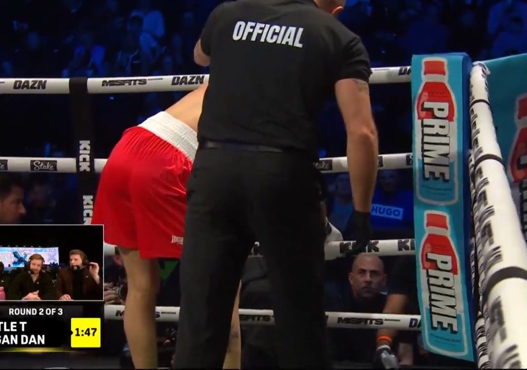 Dramma sul ring, boxer si lussa la spalla tirando un pugno: immagini shock