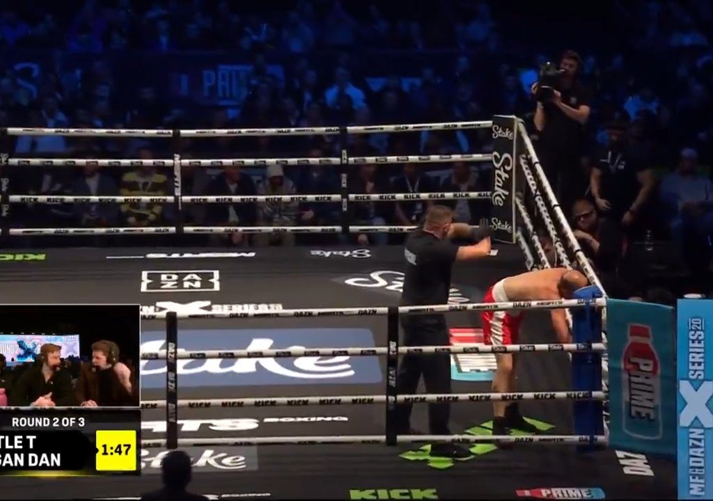 Dramma sul ring, boxer si lussa la spalla tirando un pugno: immagini shock