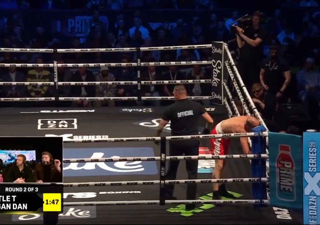 Dramma sul ring, boxer si lussa la spalla tirando un pugno: immagini shock