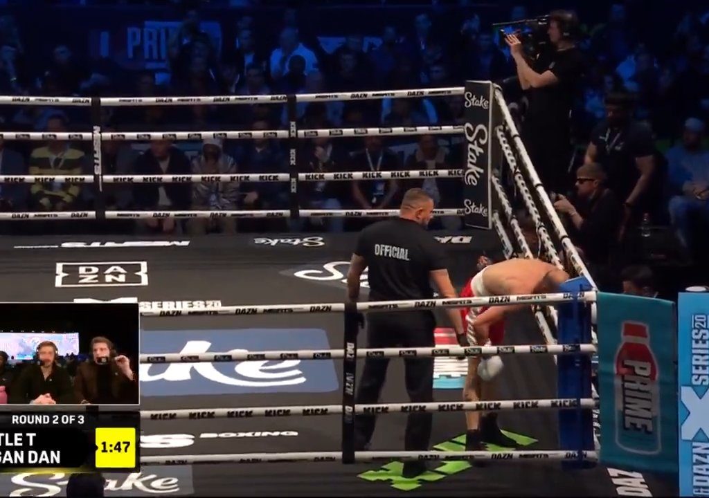 Dramma sul ring, boxer si lussa la spalla tirando un pugno: immagini shock