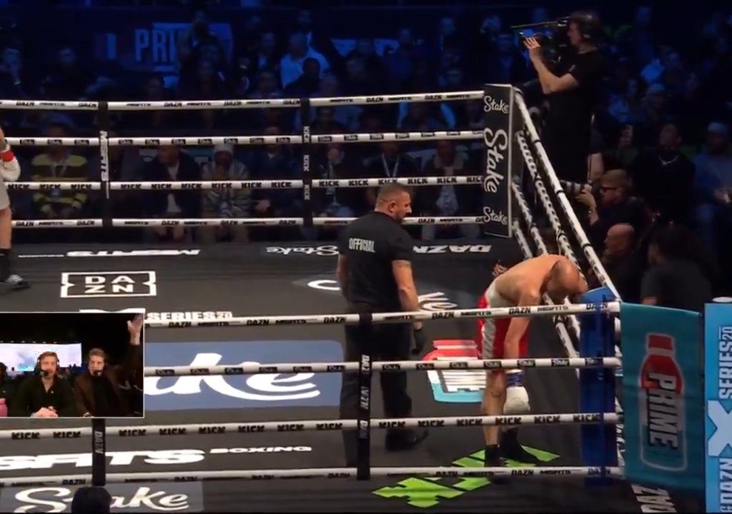 Dramma sul ring, boxer si lussa la spalla tirando un pugno: immagini shock