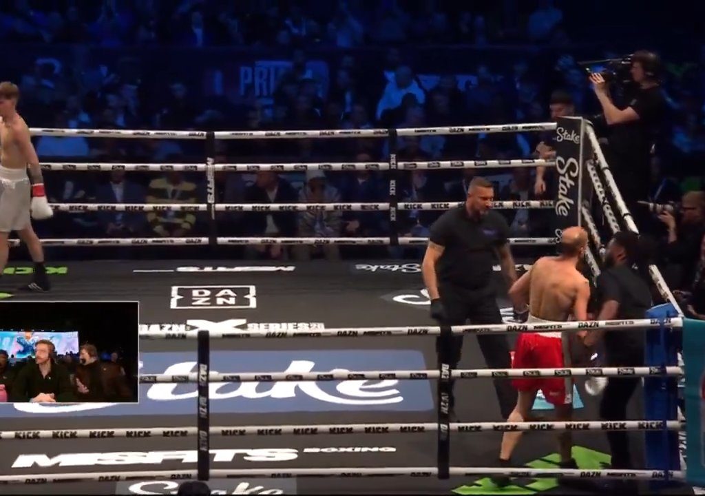 Dramma sul ring, boxer si lussa la spalla tirando un pugno: immagini shock