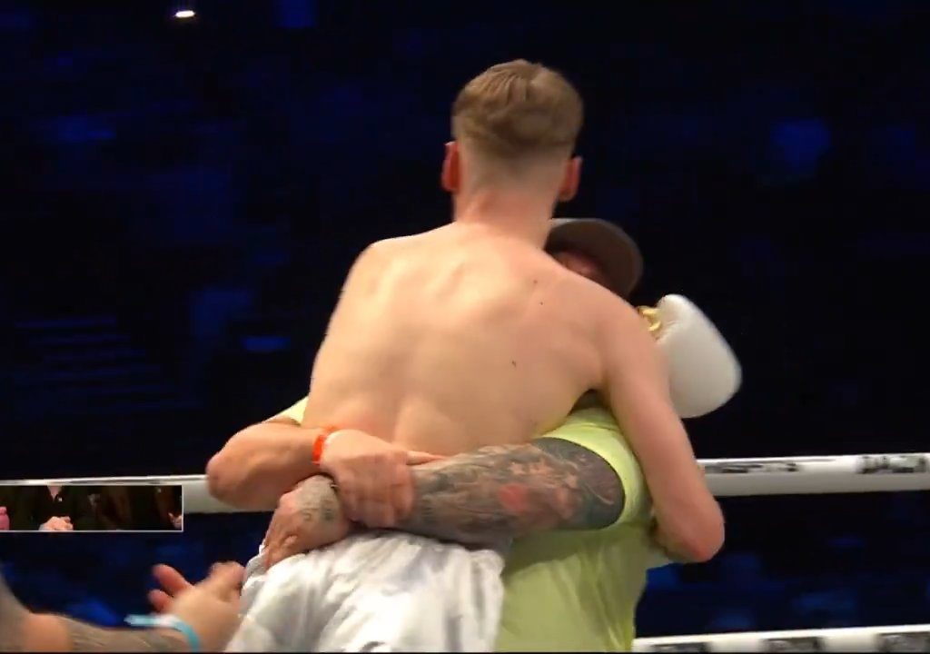 Dramma sul ring, boxer si lussa la spalla tirando un pugno: immagini shock