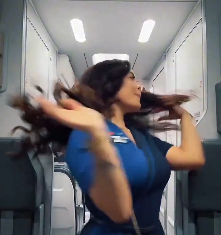 Azafata celebra contratación haciendo twerking en avión incendiado