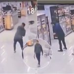 Le patron dément les vacances, le mari d'une caissière le frappe avec des pelles : vidéo choc