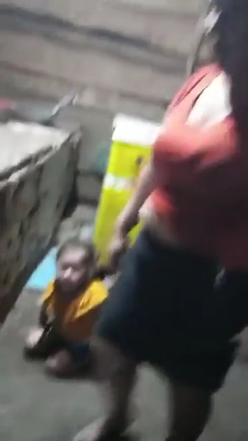 Madre tenta di bruciare viva la figlia di tre anni video la incastra