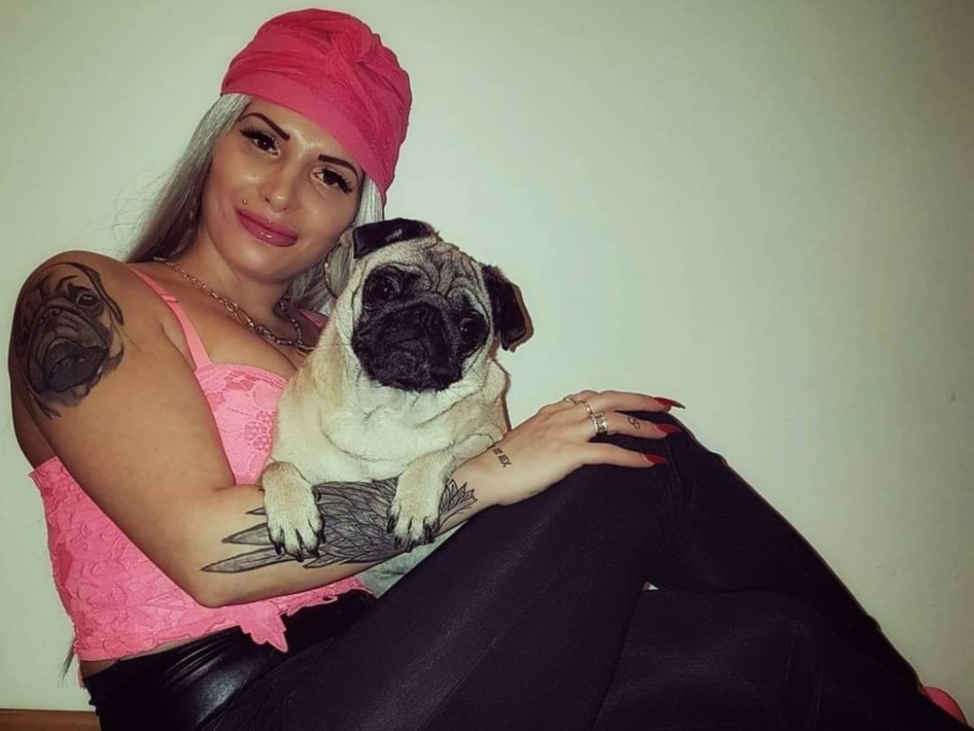 Muere en su casa, encontrada después de 10 días: sus perros pug la habían devorado