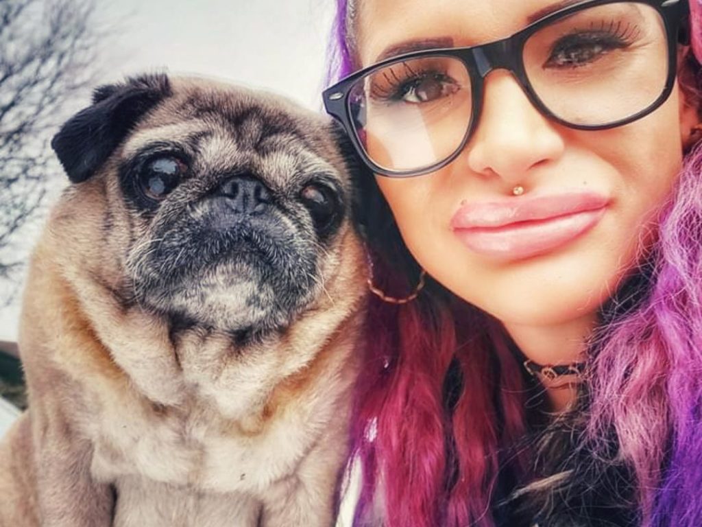 Muere en su casa, encontrada después de 10 días: sus perros pug la habían devorado