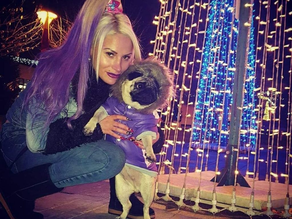 Muere en su casa, encontrada después de 10 días: sus perros pug la habían devorado