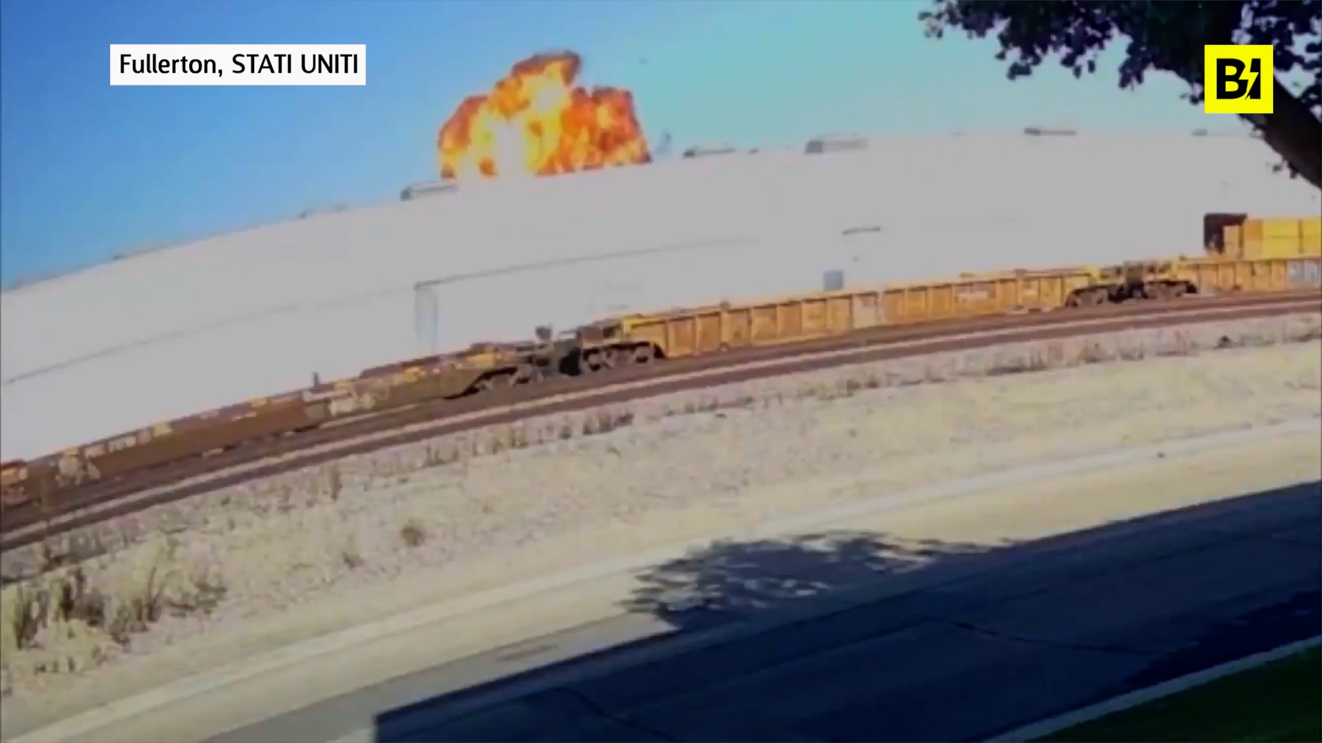 Avión se estrella contra una planta en Fullerton, Nueva York.