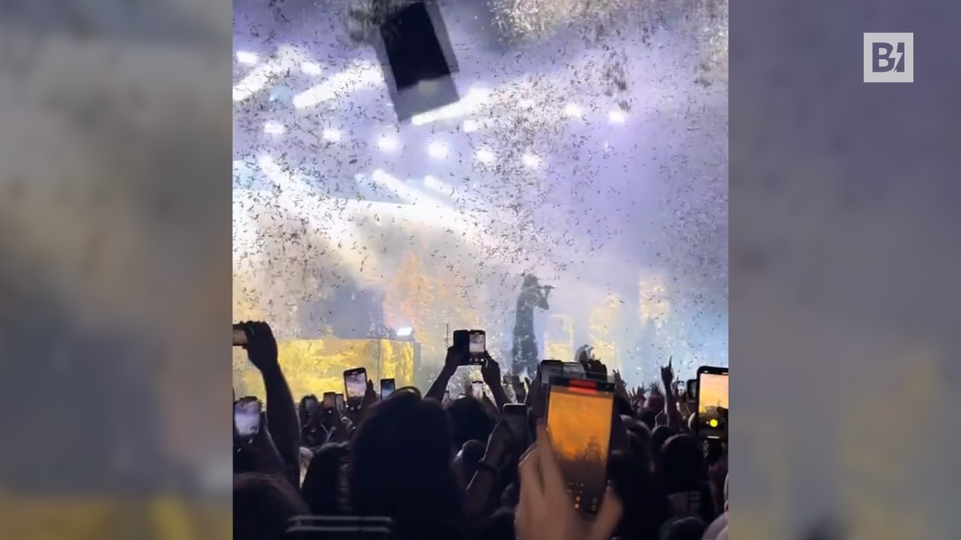 Durante el concierto se desprenden trozos del techo:…