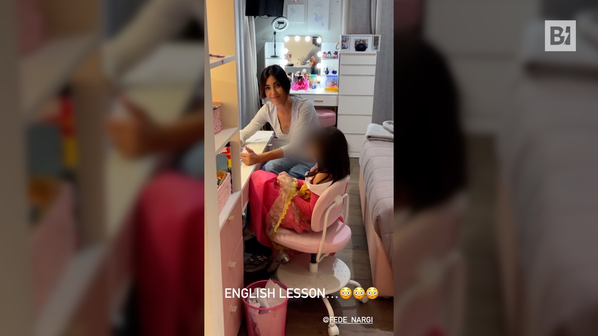 Federica Nargi improvisa como profesora de inglés, la…