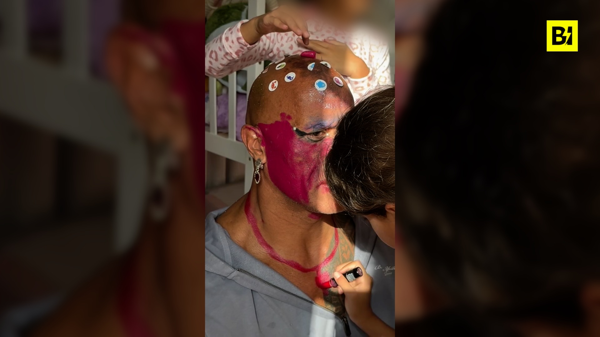 “La Roca” deja que sus hijas lo maquillen:…