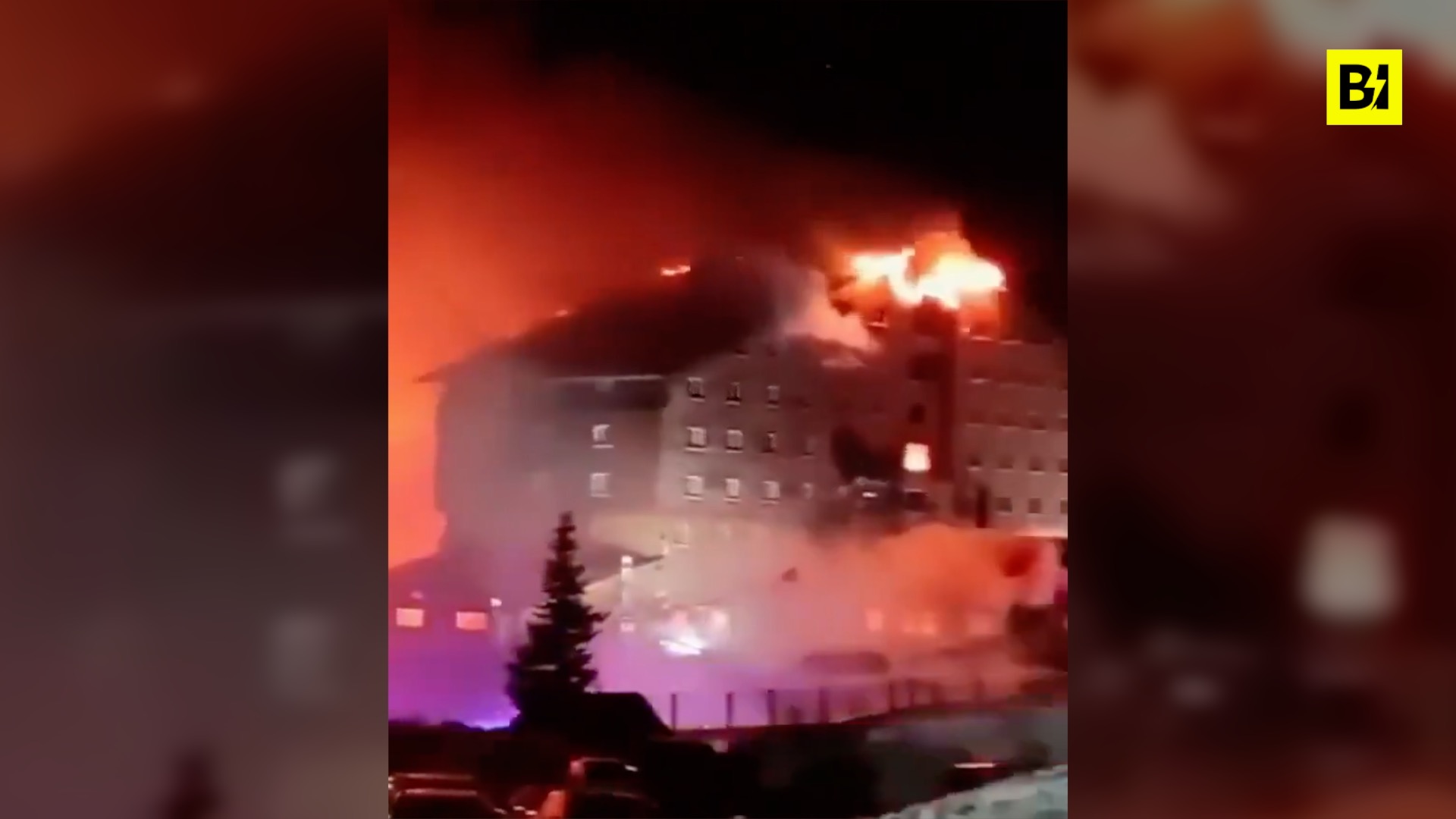 Un incendio destruye un hotel en Turquía y los huéspedes huyen.