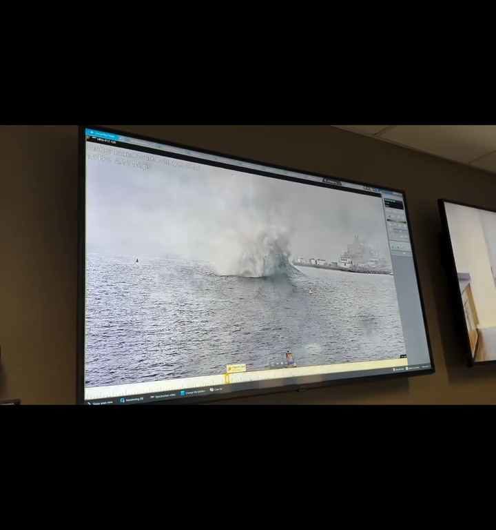 Un avión militar se estrella en el puerto de San Diego; el incidente quedó grabado en video