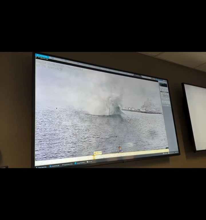 Un avión militar se estrella en el puerto de San Diego; el incidente quedó grabado en video