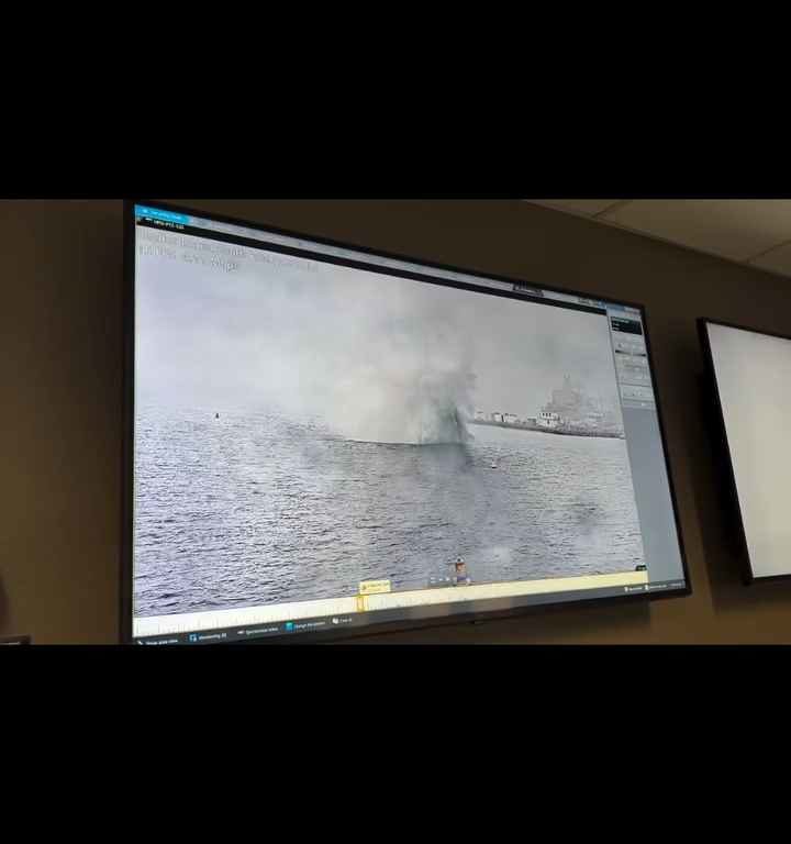 Un avión militar se estrella en el puerto de San Diego; el incidente quedó grabado en video