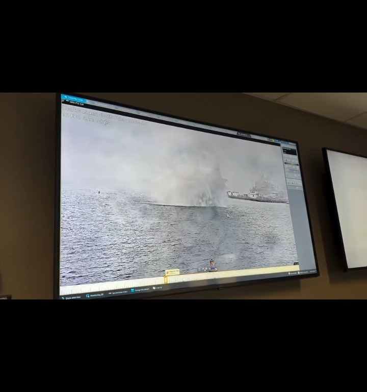 Un avión militar se estrella en el puerto de San Diego; el incidente quedó grabado en video