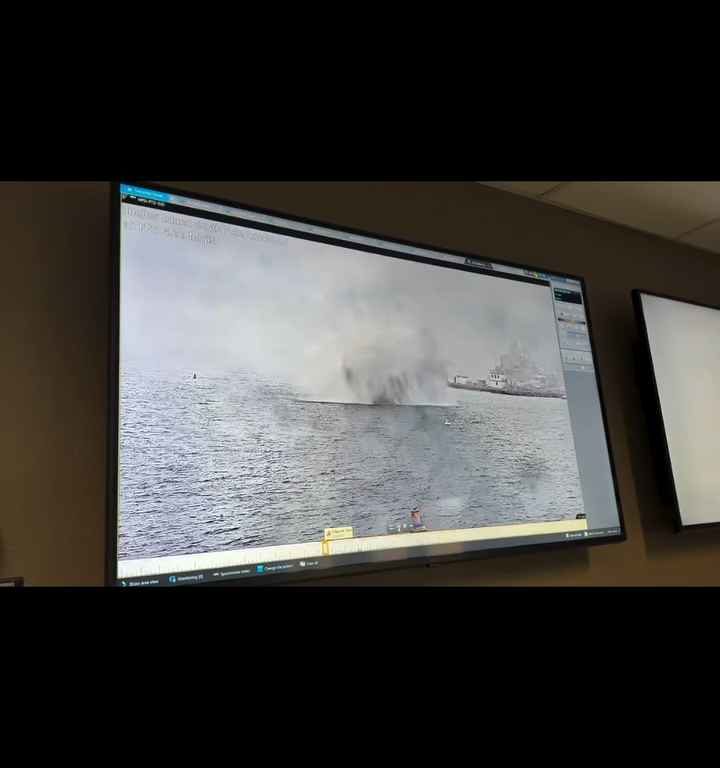 Un avión militar se estrella en el puerto de San Diego; el incidente quedó grabado en video