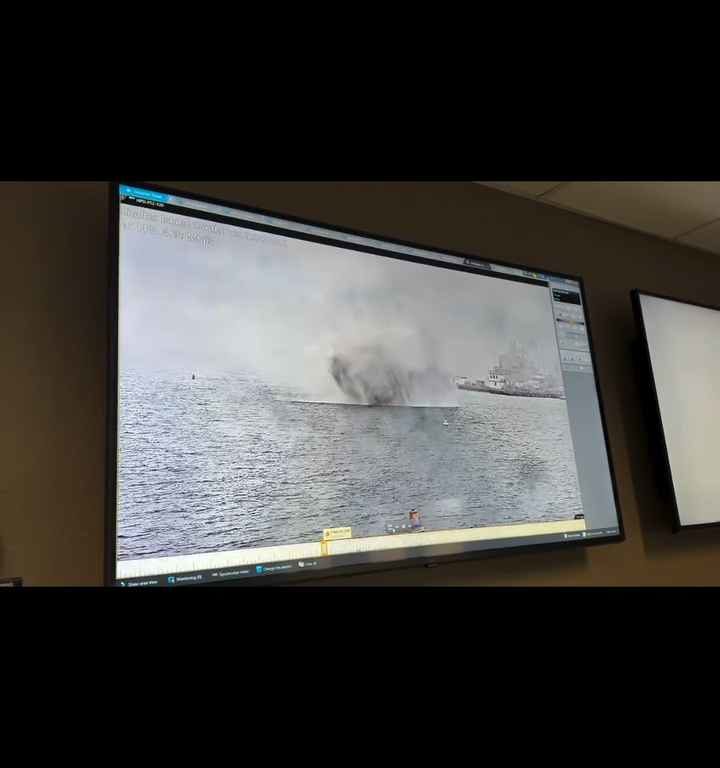 Un avión militar se estrella en el puerto de San Diego; el incidente quedó grabado en video