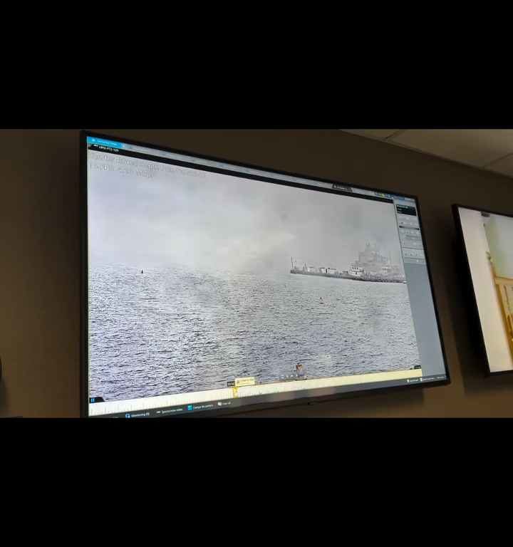 Un avión militar se estrella en el puerto de San Diego; el incidente quedó grabado en video